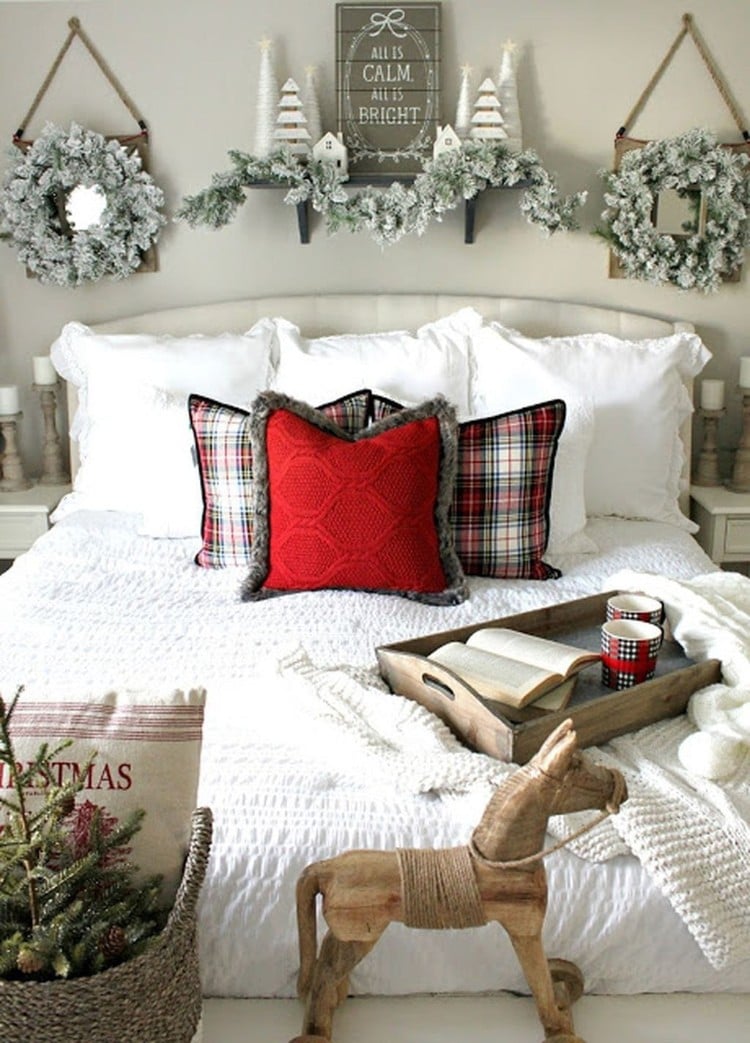 décoration de Noël pour chambre naturelle esprit nordique plaids blancs couronne Noël branches sapin mélange bois blanc