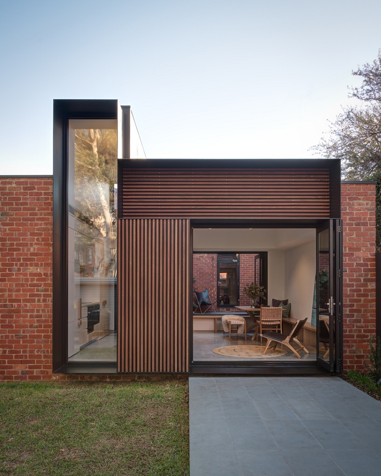 extension de maison bois claire-voie effet tetris porte-fenêtre pliante
