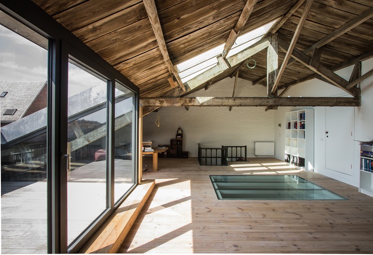 extension maison avec piscine intérieure design contemporain puits lumière