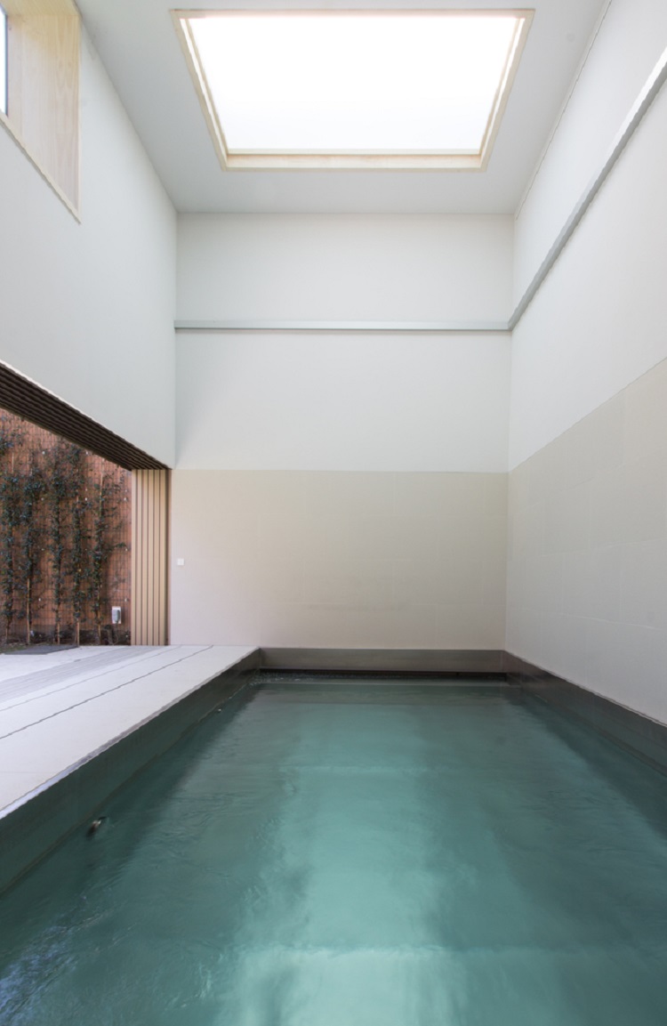 extension maison avec piscine rennovation bâtiment ancien Belgique studio design contemporain anno architects