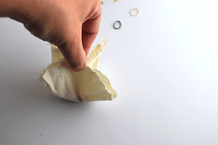 fabriquer un gnome de noel réaliser corps cercle tissu riz sec