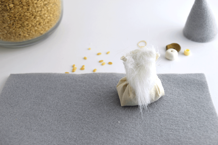fabriquer un gnome de noel tissu riz feutrine