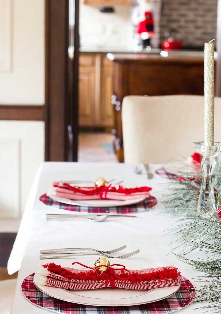 grelots de Noël dorés ronds de serviettes décoration de table de Noel chandelles dorées branches de sapin