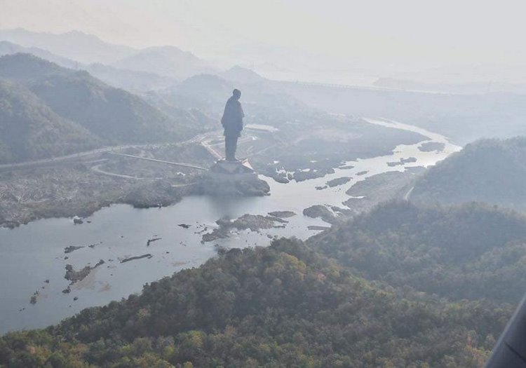 la plus haute statue du monde effigie patel surface 2 hectares lac artificiel