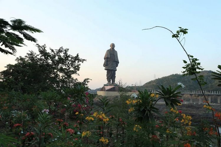 la plus haute statue du monde panorama vallée de fleurs