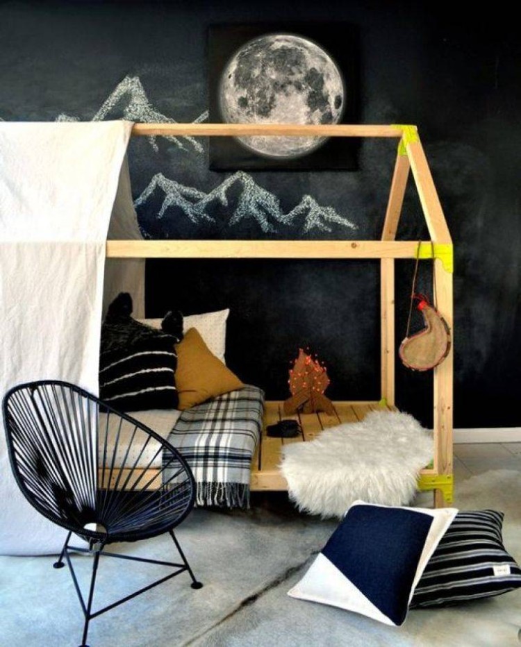 lit cabane à faire soi-même bois naturel modèle simple chambre enfant esprit scandinave mur noir