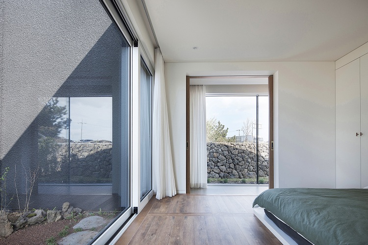 mur en verre chambre à coucher style minimaliste jardin zen