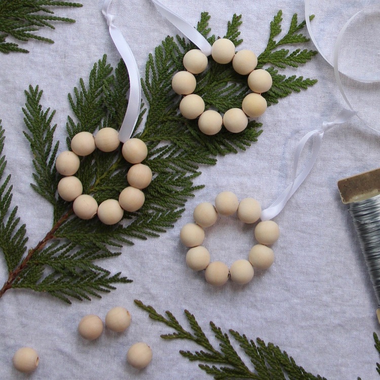 ornements de Noël perles en bois mini couronnes minimalistes