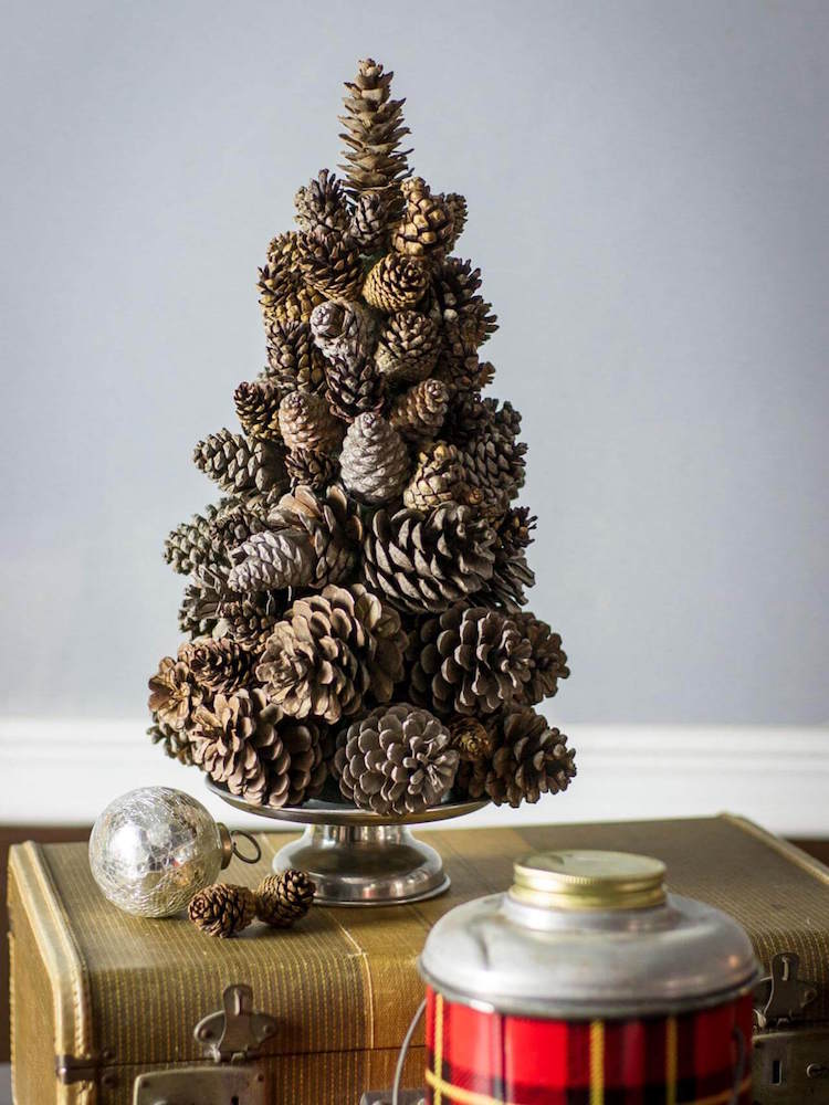 Ensemble d/'artisanat décoration de cône à accrocher 30 cônes - Blanc com-four® 30x pendentifs Pommes de pin en Blanc Pommes de pin comme décoration de Noël décorations de Noël