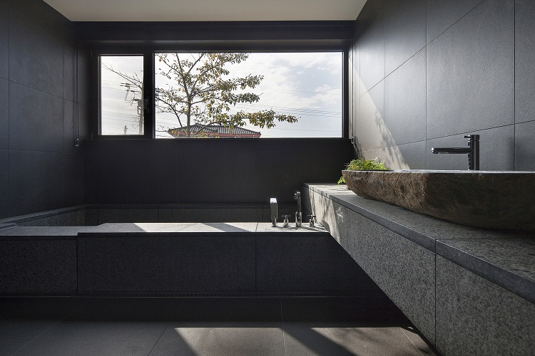 salle de bain noire ambiance zen pierre naturelle