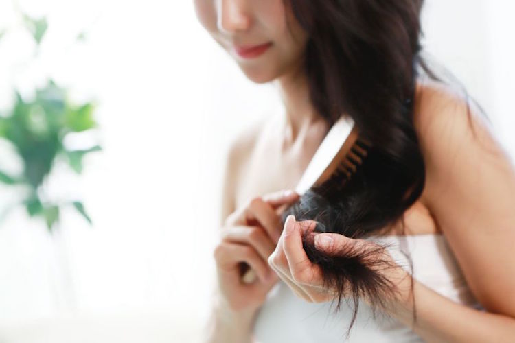 soins cheveux abîmés peigner en douceur