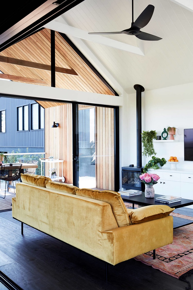terrasse en bois salon moderne canapé jaune