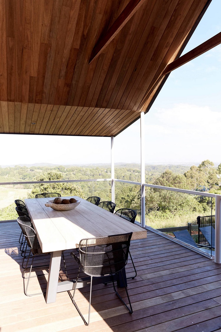 terrasse en bois table à manger en bois clair vue superbe