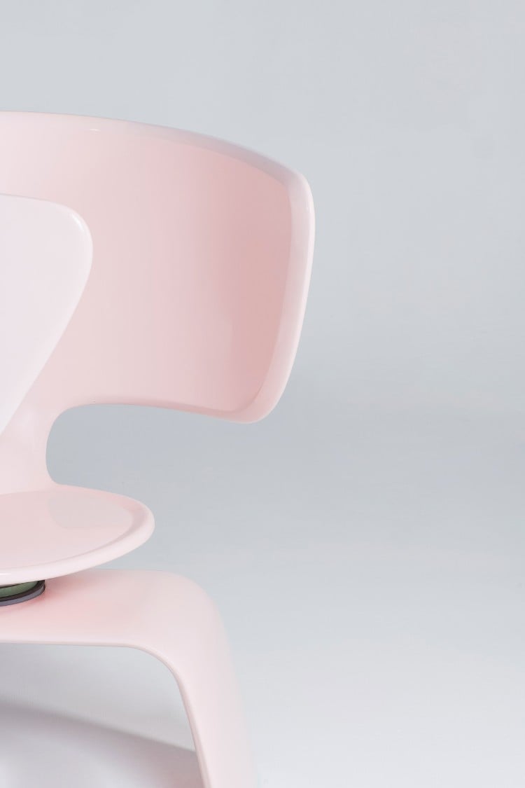 banc extérieur design Heer en rose avec fauteuil intégré favorisant allaitement public