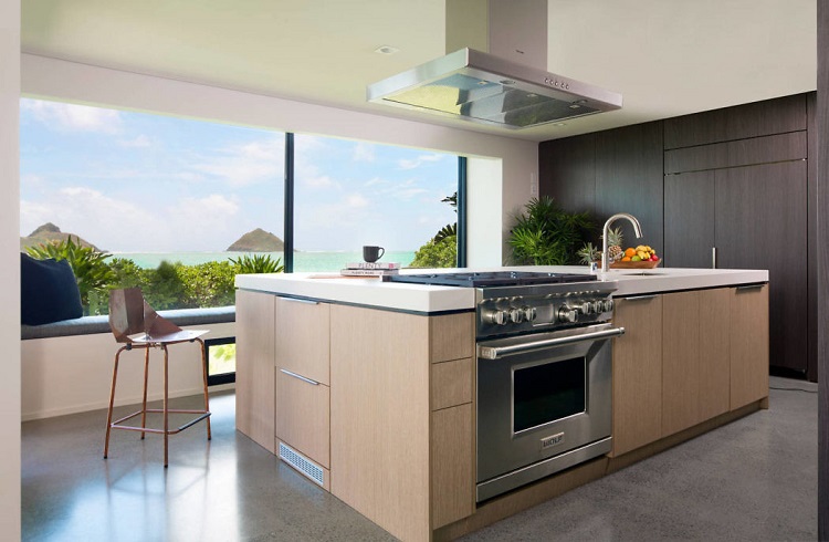 camaïeu de gris cuisine en bois fenêtres panoramiques