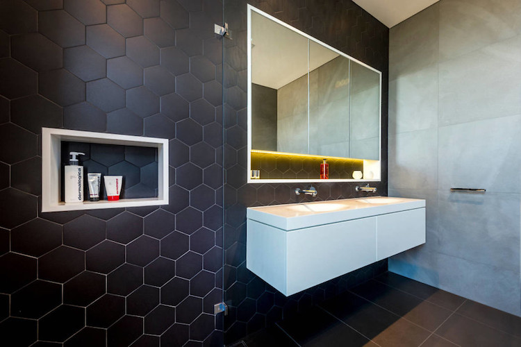 carrelage hexagonal noir salle de bain moderne