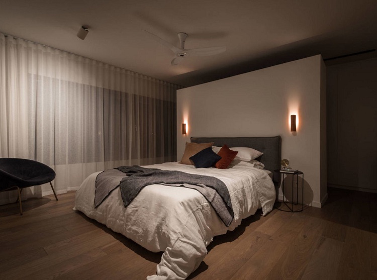 chambre à coucher cosy teintes grises parquet bois