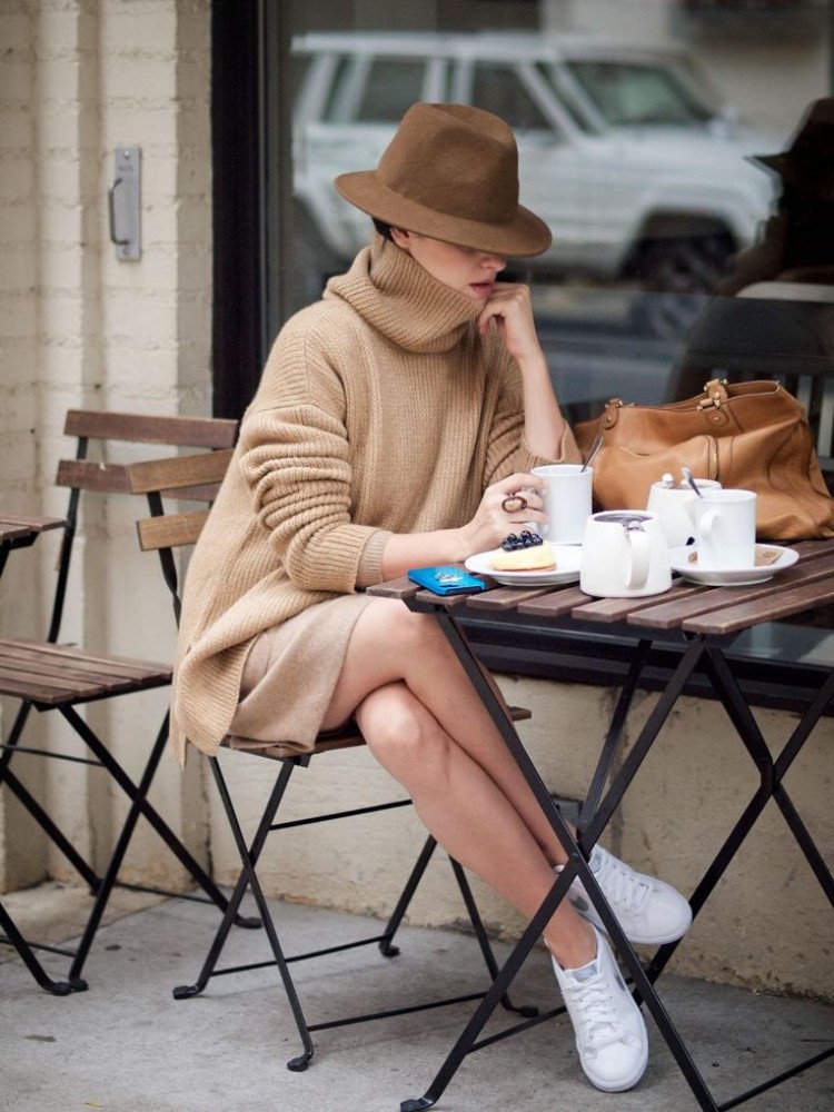 comment porter le pull oversize femme jambes nues baskets blanches