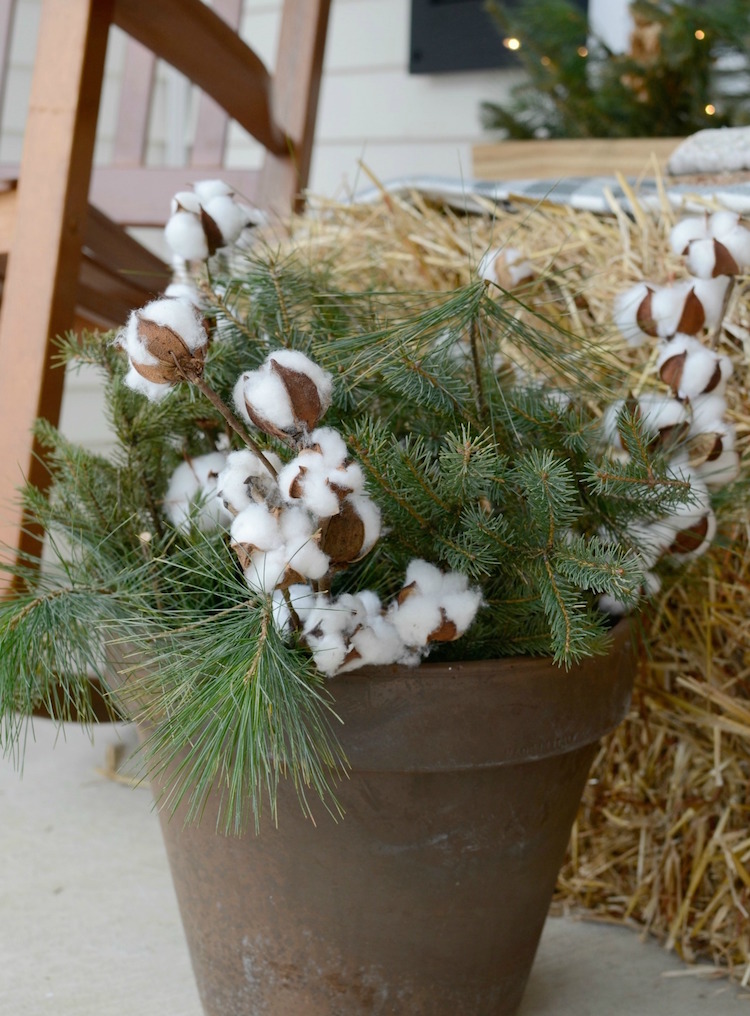 décoration de Noël naturelle composition de branches de sapin fleurs de coton idée déco de noel extérieure