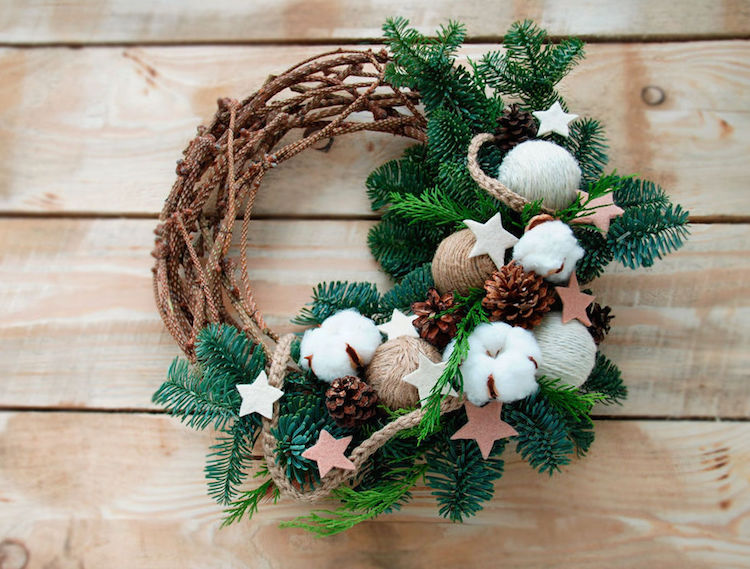 couronne de Noel décorative branches de sapin fleurs de coton pommes de pin boules en corde naturelle