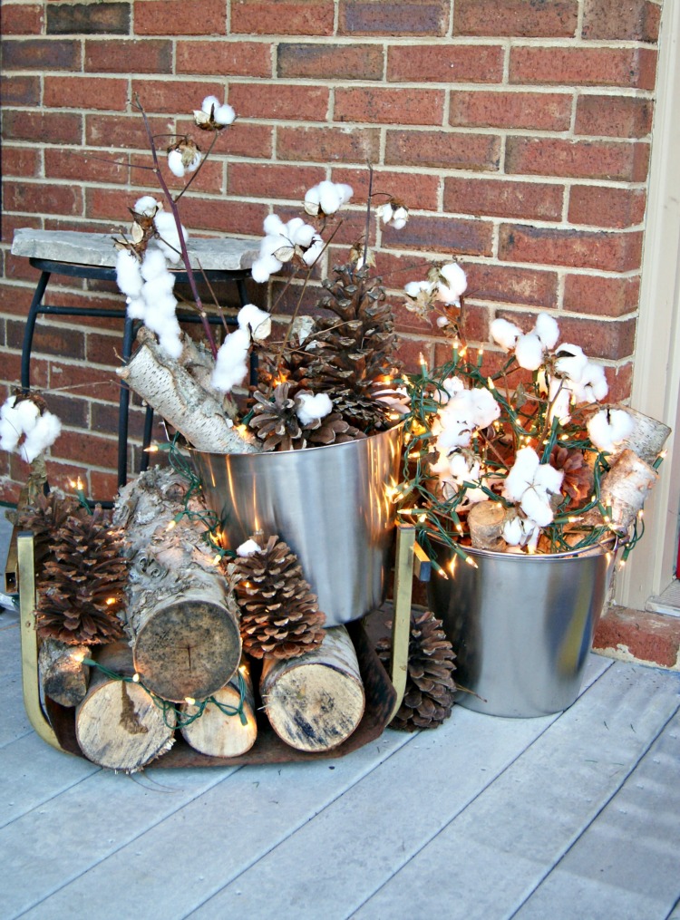 décoration de Noël naturelle en fleurs de coton pommes de pin buches déco porche