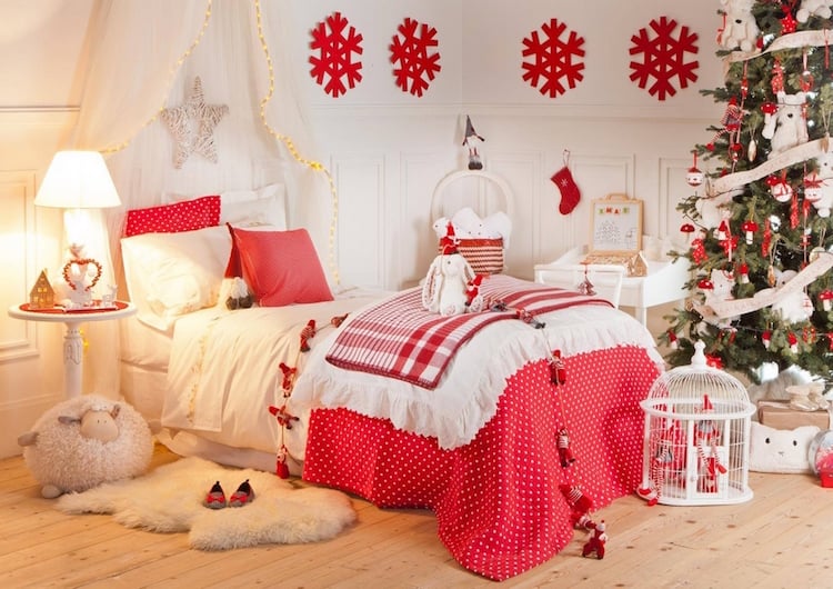 décoration de Noël pour chambre d’enfant déco rouge et blanche flocons de neige papier sapin déco peluches