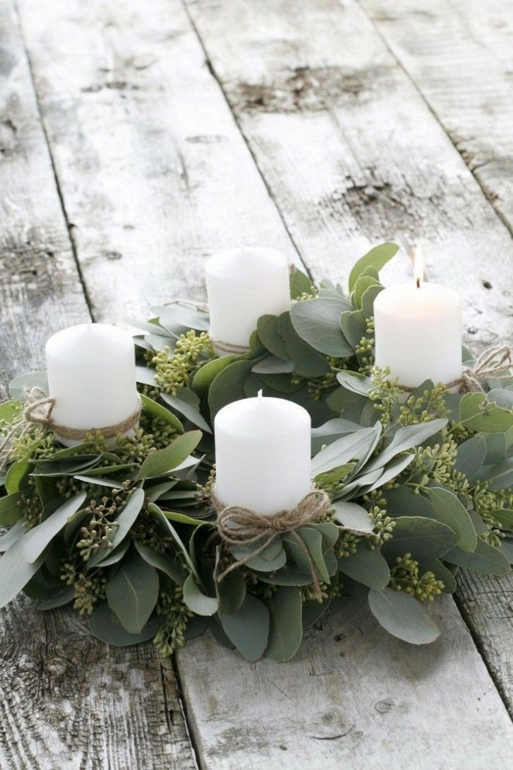 déco d'hiver en eucalyptus décorer les bougies