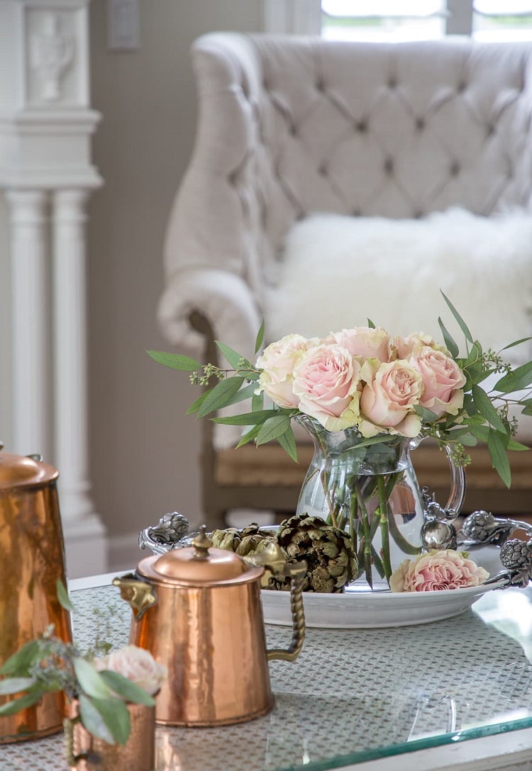 déco d'hiver en eucalyptus et roses vase en verre objets en cuivre