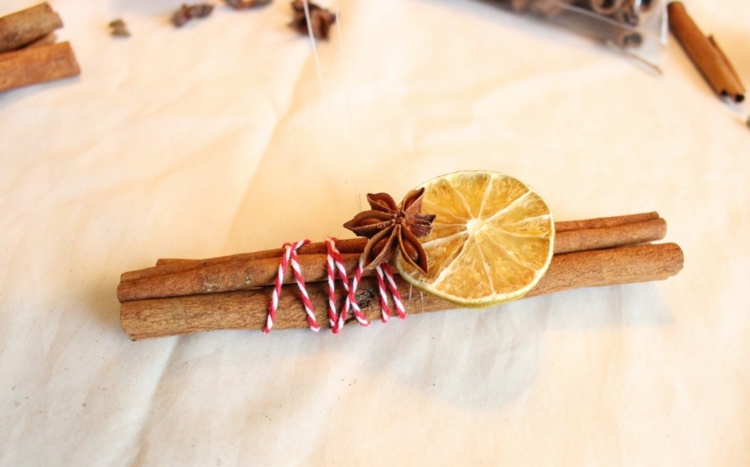 décoration Noël avec des oranges anis étoile bâtonnet de cannelle