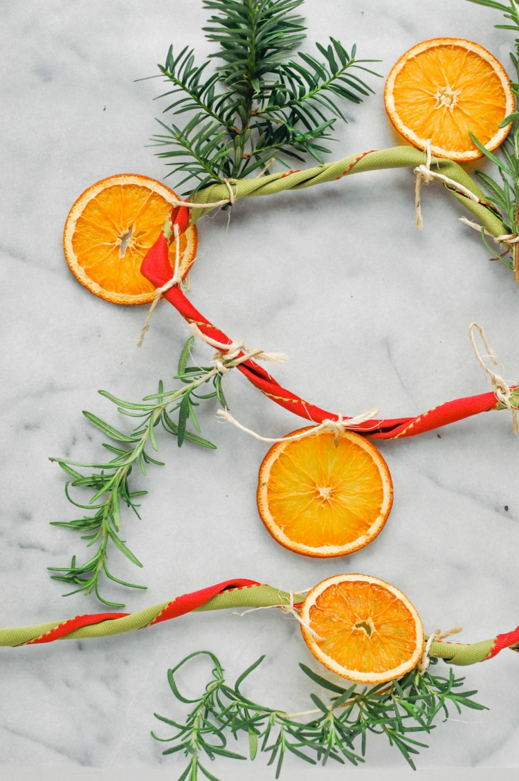 décoration Noël avec des oranges brin de romarin guirlande idée DIY