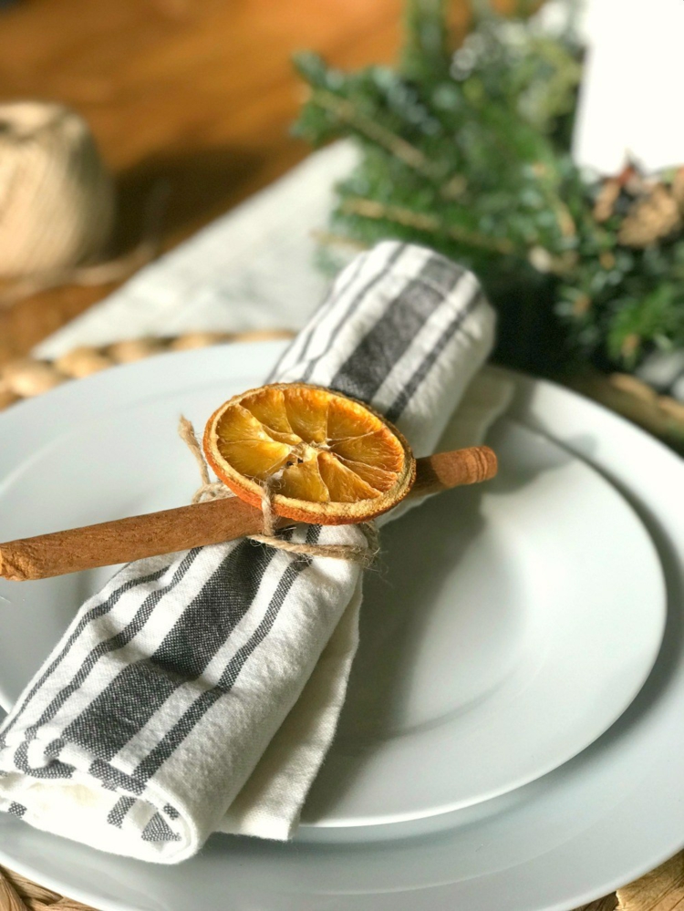 décoration Noël avec des oranges déco de table serviettes