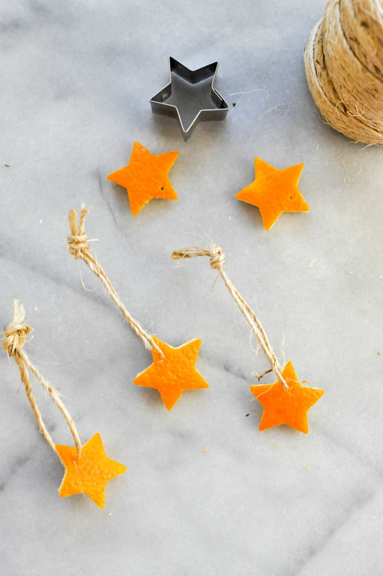 décoration Noël avec des oranges emporte-pièce étoiles zeste