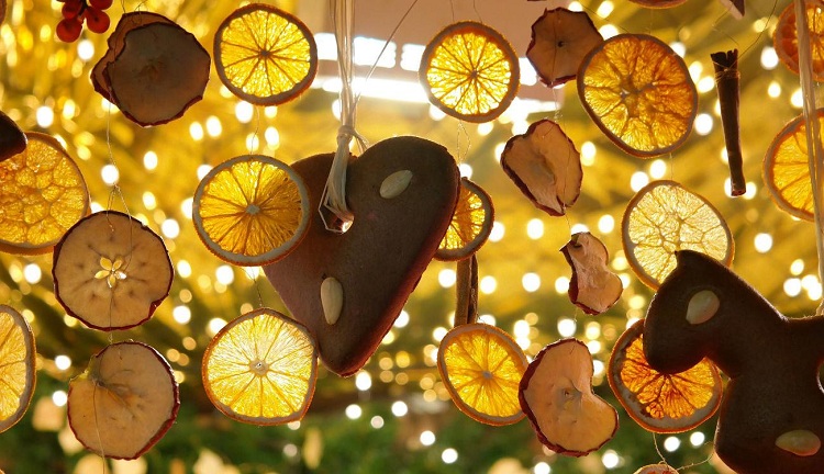 décoration Noël avec des oranges et pommes déco suspendue