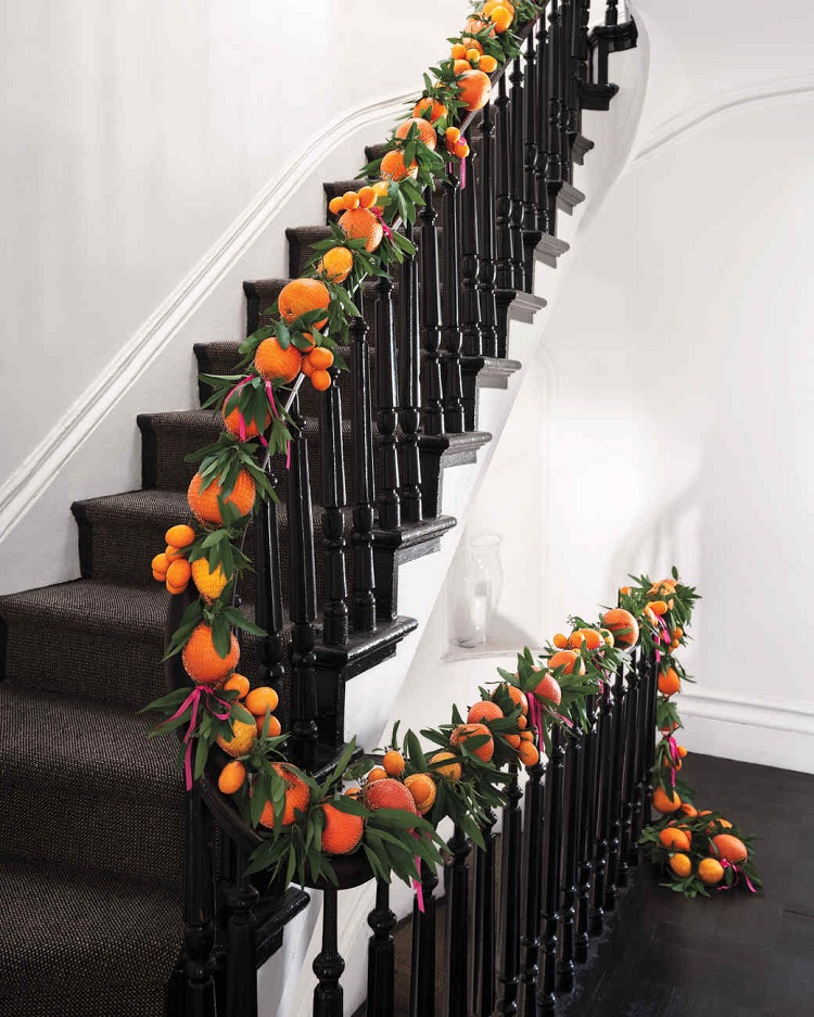 décoration Noël avec des oranges guirlande déco escalier