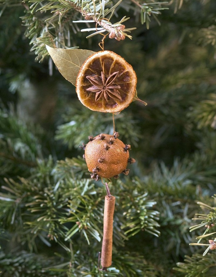 décoration Noël avec des oranges ornement de sapin cannelle anis étoilé