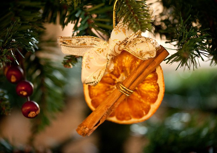 décoration Noël avec des oranges ruban cannelle ornement sapin