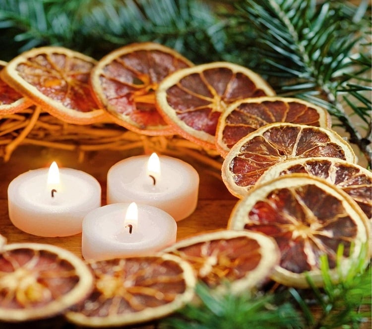 décoration Noël avec des oranges séchées bougies