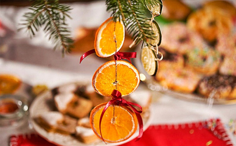 décoration Noël avec des oranges séchées ornement sapin