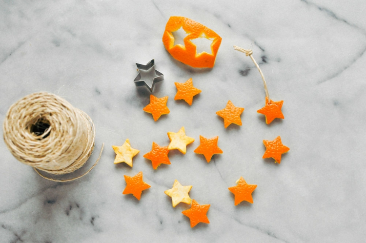 décoration Noël avec des oranges zeste emporte-pièce étoiles