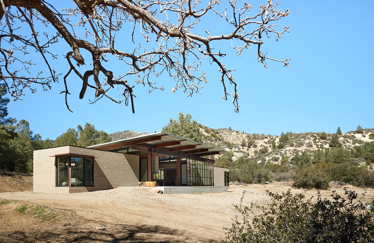 maison moderne dans le désert fenêtres panoramiques