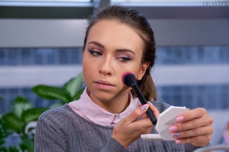 maquillage Ariana Grande application de blush