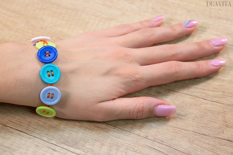 modèles de bracelet à faire soi-même avec boutons récup idée DIY originale facile réaliser avec enfants