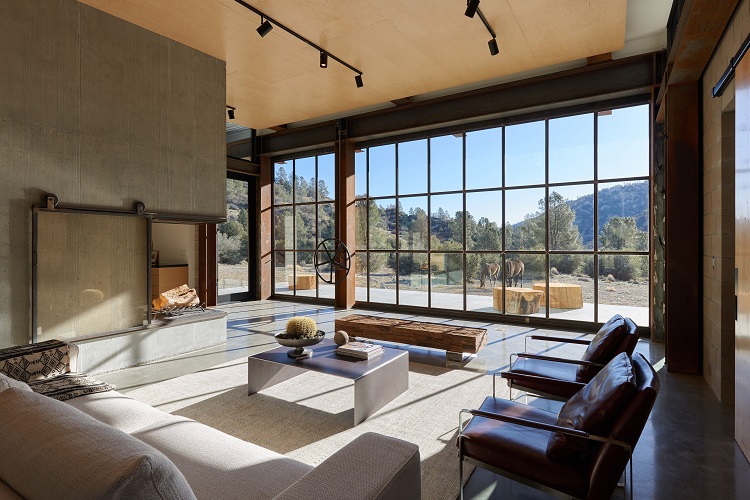 mur en béton intérieur spacieux meubles en cuir fenêtres panoramiques