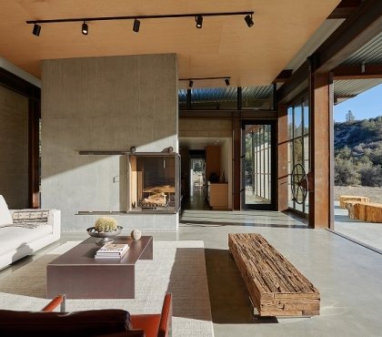 mur en béton salon moderne banc en bois mur en verre coulissant