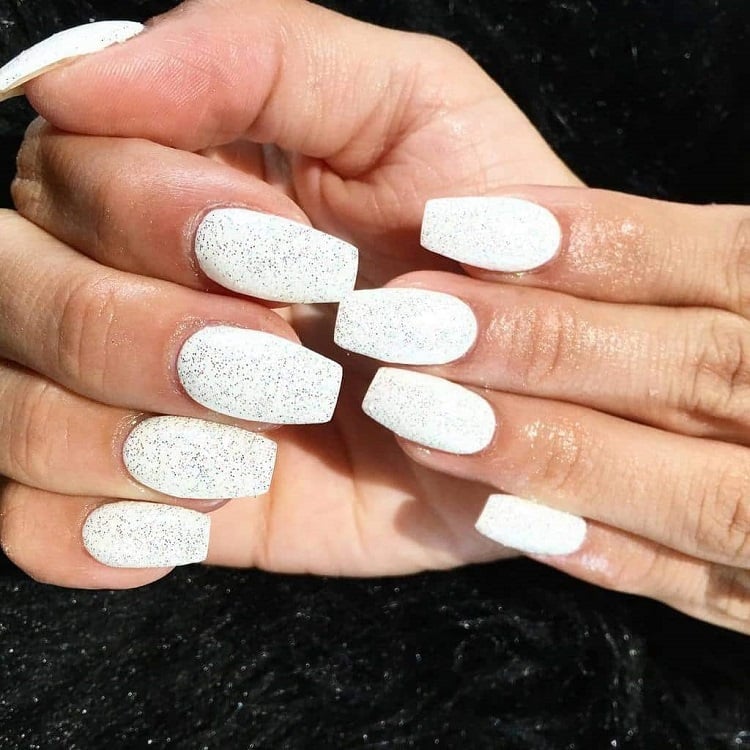 ongles en gel blanc design simple paillettes