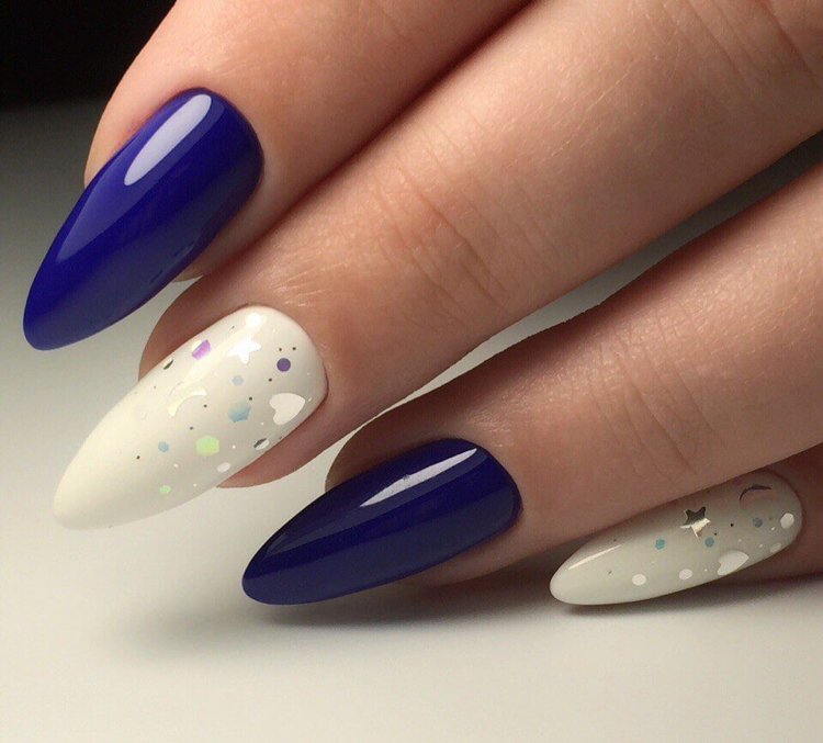 ongles en gel blanc et bleu design minimaliste