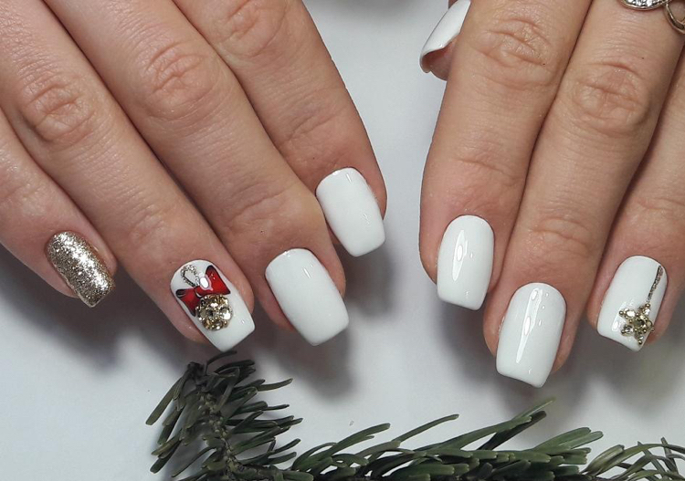 ongles en gel blanc motifs festifs paillettes dorées