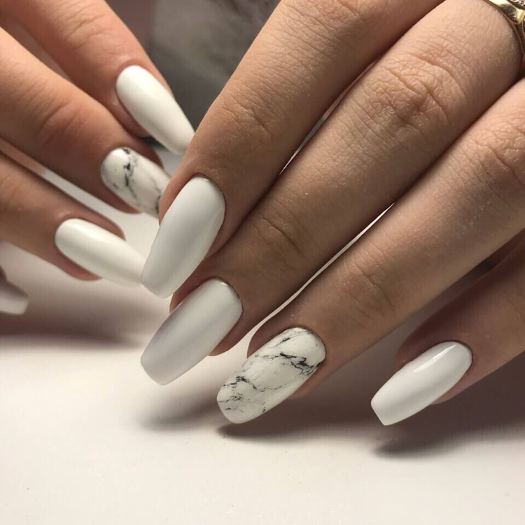ongles en gel blanc nail art marbré tendance