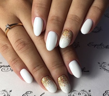 ongles en gel blanc paillettes dorées dégradé