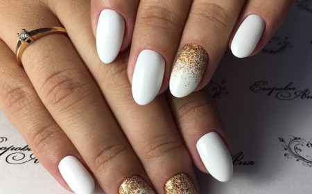 ongles en gel blanc paillettes dorées dégradé
